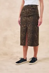 Falda midi de denim con estampado animal print, tiro alto y abertura frontal.