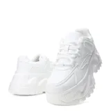 Championes blancos con plataforma alta y suela con diseño irregular.
