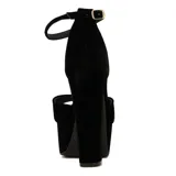 Sandalias rojas de Via Uno, con plataforma alta, taco cuadrado y pulsera al tobillo.