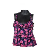 Blusa de dama con estampado floral en tonos rosa y azul sobre fondo negro, con cuello halter y volados en el escote y sisas.