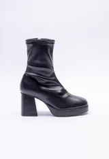 Bota de caña media color negro, con cierre lateral y taco cuadrado.