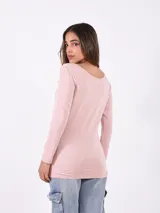 Remera básica de color blanco, con cuello redondo amplio y mangas largas, de diseño entallado.