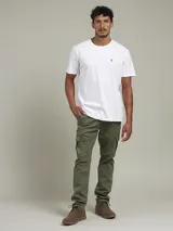 Pantalón cargo de gabardina color azul marino, con bolsillos laterales con fuelle y cierre de botón a presión.