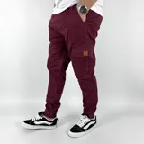 Pantalón cargo color bordó de gabardina con puño en los tobillos y bolsillos laterales.