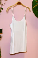 Top blanco de breteles finos y escote redondo.