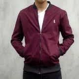 Campera bomber bordó de gabardina con puños, cuello y cintura en gris. Presenta cierre frontal y logo bordado en el pecho.