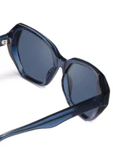 Lentes de sol Eco Shades modelo Lucia, con montura angular color azul y lentes grises. Fabricados con materiales reciclados.