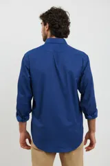 Camisa azul oscuro de manga larga con cuello abotonado y bolsillo en el pecho.