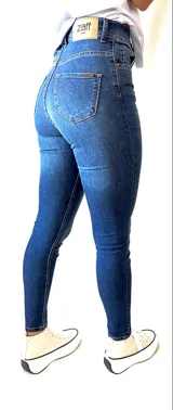 Pantalón de jean azul de tiro alto, corte ajustado y con lycra.