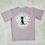 Remera lila jaspeada de corte oversize con estampa circular en la espalda que incluye el logo de la marca Duxon Jeans y la imagen de un pájaro con sombrero.