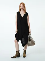 Vestido corto negro cruzado, sin mangas, con lazo ajustable en la cintura.