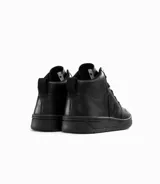 Championes de caña alta Veja V-15, color negro, confeccionados en cuero liso con logo lateral en forma de "V" y perforaciones en la puntera.
