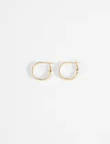 Aros tipo argolla de acero quirúrgico hipoalergénico color dorado.