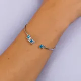 Brazalete abierto de plata 925 con piedras de topacio azul y jade negro azul.