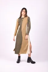 Vestido midi tejido con lurex, corte recto y tajos laterales.