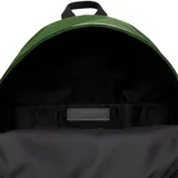 Mochila Lacoste Neocroc verde con bolsillo frontal con cierre y banda con logo Lacoste.