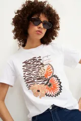 Lentes de sol con montura hexagonal color carey.