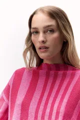 Sweater tejido de punto a rayas texturizado con lurex, color verde y azul. Cuenta con un calce oversize, mangas tres cuartos y cuello bote.