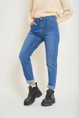 Jean clásico de corte recto color azul. Modelo de 5 bolsillos.