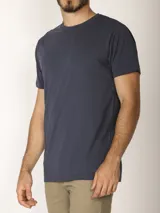 Remera básica de manga corta y cuello redondo color gris oscuro, con calce clásico y sutil bordado al tono en el borde inferior.
