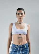 Microtop tipo musculosa de diseño reversible, confeccionado en microfibra pesada con terminaciones en collareta ancha en escote, sisas y contorno inferior.