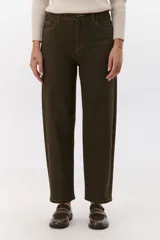 Pantalón de gabardina color verde militar, de corte recto y tiro alto. Confeccionado en algodón con spandex y lado interior afelpado.
