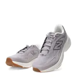 Championes urbanos New Balance modelo Ctlyst, color gris con detalles en blanco y suela color caramelo. Presentan un diseño de malla transpirable con refuerzos sintéticos y el logo de la marca en el lateral.