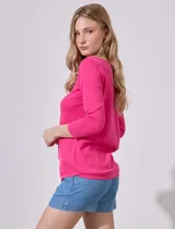 Buzo tejido en hilado de algodón color fucsia, marca Ninety, con mangas 3/4 y cuello redondo.