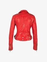 Chaqueta de cuero roja, corte ajustado, con cuello solapa, cierre cruzado con cremallera, cinturón ajustable en la cintura y detalles de hebillas en los puños.