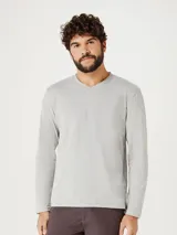 Camiseta unisex de manga larga color beige, con escote en V.