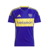 Camiseta de fútbol Adidas del Club Atlético Boca Juniors, modelo Home 2024. Diseño azul con franja horizontal amarilla en el pecho, detalles en amarillo en cuello y mangas, logo de Adidas, escudo del club y sponsor Betsson en el frente.