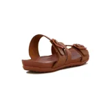 Sandalias bajas color crema con tiras cruzadas y hebillas ajustables.