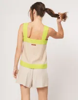 Top fucsia de lino con breteles anchos y diseño de franjas combinadas en rojo.