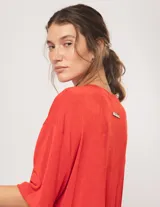 Vestido túnica azul eléctrico de tela elastizada, corte oversized, largo midi, con tajos laterales y escote redondo.