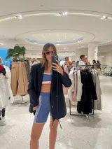 Calza corta de lycra negra con rayas verticales blancas y terminaciones en verde flúor.