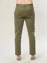 Pantalón chino color verde oliva, de corte slim fit y largo al tobillo.