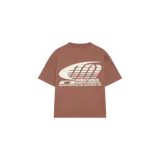 Remera oversize color marrón arcilla con cuello redondo y diseño gráfico estampado en la espalda en color blanco con inscripciones de la marca.