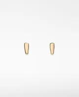Aros pequeños de metal dorado con diseño orgánico y acabado brillante.