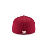 Gorra New Era 59FIFTY de los New York Yankees, color borgoña con logo bordado en blanco.