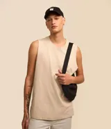 Musculosa básica de hombre, color blanco, con cuello redondo, sin mangas y pequeña etiqueta aplicada en el bajo.