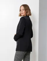 Blazer negro de satén con cuello con solapa, abertura con botón, bolsillos ojal simulados y solapa, manga larga y puño con botón.