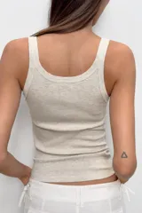 Musculosa de rib color gris claro melange, confeccionada en algodón, con escote redondo y tirantes finos.