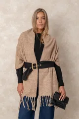 Pashmina de textura suave en color bordó, con diseño rectangular y terminaciones con flecos en los extremos.