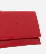 Billetera de mano Satinato tipo sobre, de color rojo con acabado barnizado y costuras decorativas. Cuenta con cierre de botón a presión.