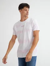 Remera blanca con efecto tie-dye rosa y logo de la marca en el pecho.