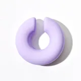 Aro tipo ear cuff color lila, con forma de C gruesa.