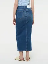 Falda midi de denim azul, de corte ajustado, con tajo frontal y botones dorados decorativos en la parte delantera.