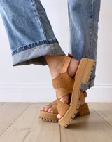 Sandalias de cuero color camel con tiras cruzadas y plataforma con suela track.