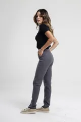 Pantalón de vestir azul con microestampado a cuadros, corte ajustado, tiro alto y aberturas en el ruedo.