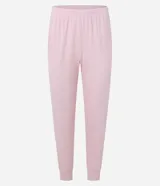 Pijama femenino largo de ribana color beige claro, compuesto por una blusa de manga larga con cuello redondo y detalle de botones frontales, y un pantalón largo de corte recto.